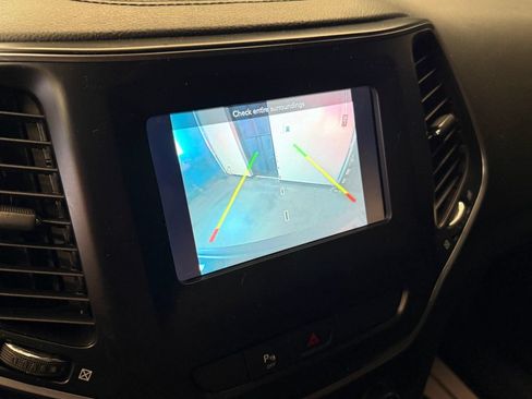 Used 2019 Jeep Cherokee Latitude Plus AWD/4WD image 14