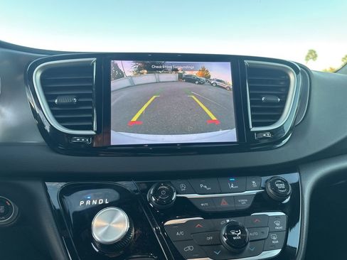 Used 2025 Chrysler Pacifica Select image 21