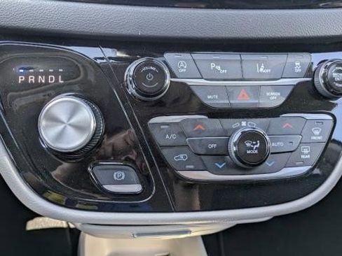 Used 2024 Chrysler Pacifica Touring-L FWD image 11