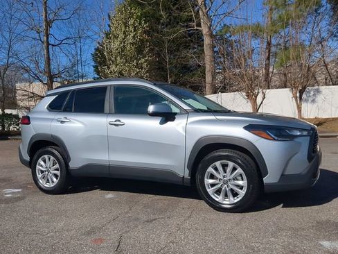 Used 2024 Toyota Corolla Cross LE image 2