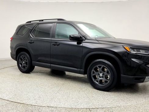 Used 2025 Honda Pilot TrailSport image 3