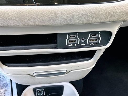 Used 2024 Chrysler Pacifica Limited FWD image 16