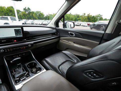 Used 2025 Kia Carnival EX FWD image 52