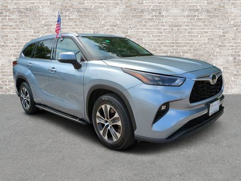 Used 2022 Toyota Highlander XLE FWD image 1