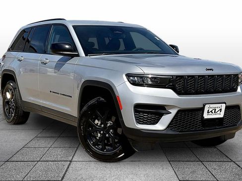 Used 2024 Jeep Grand Cherokee Altitude AWD/4WD image 2