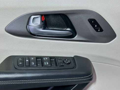 Used 2024 Chrysler Pacifica Touring-L FWD image 15