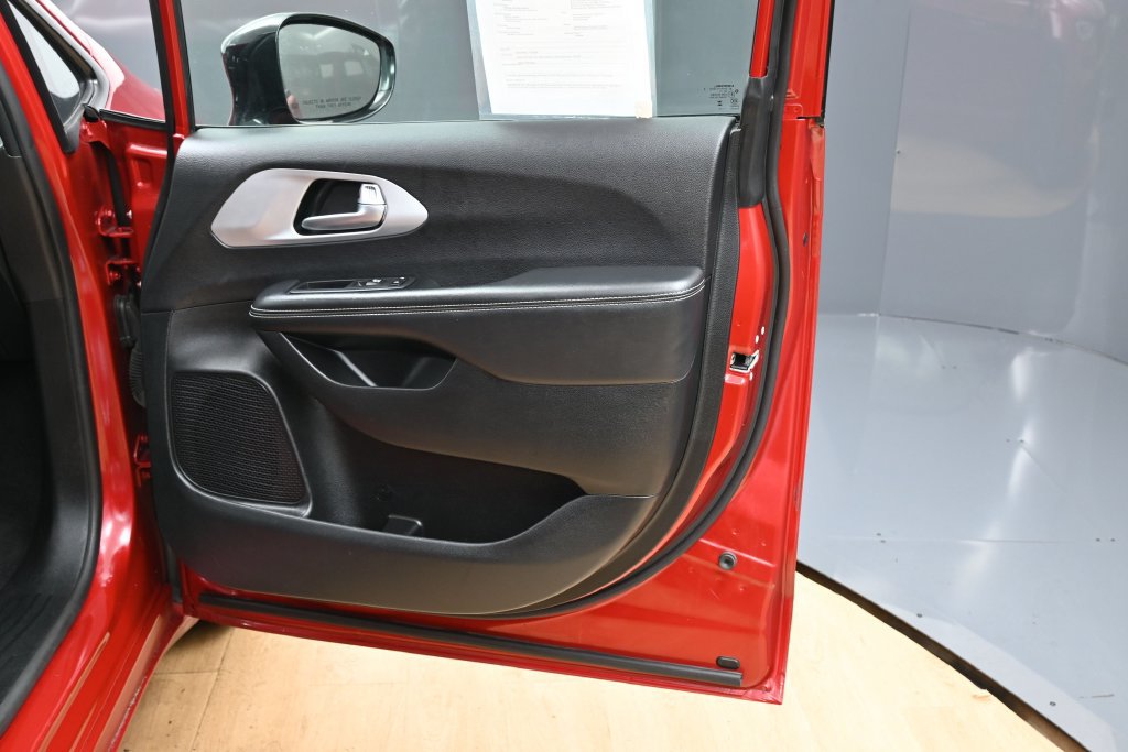 Used 2025 Chrysler Pacifica Limited FWD image 38