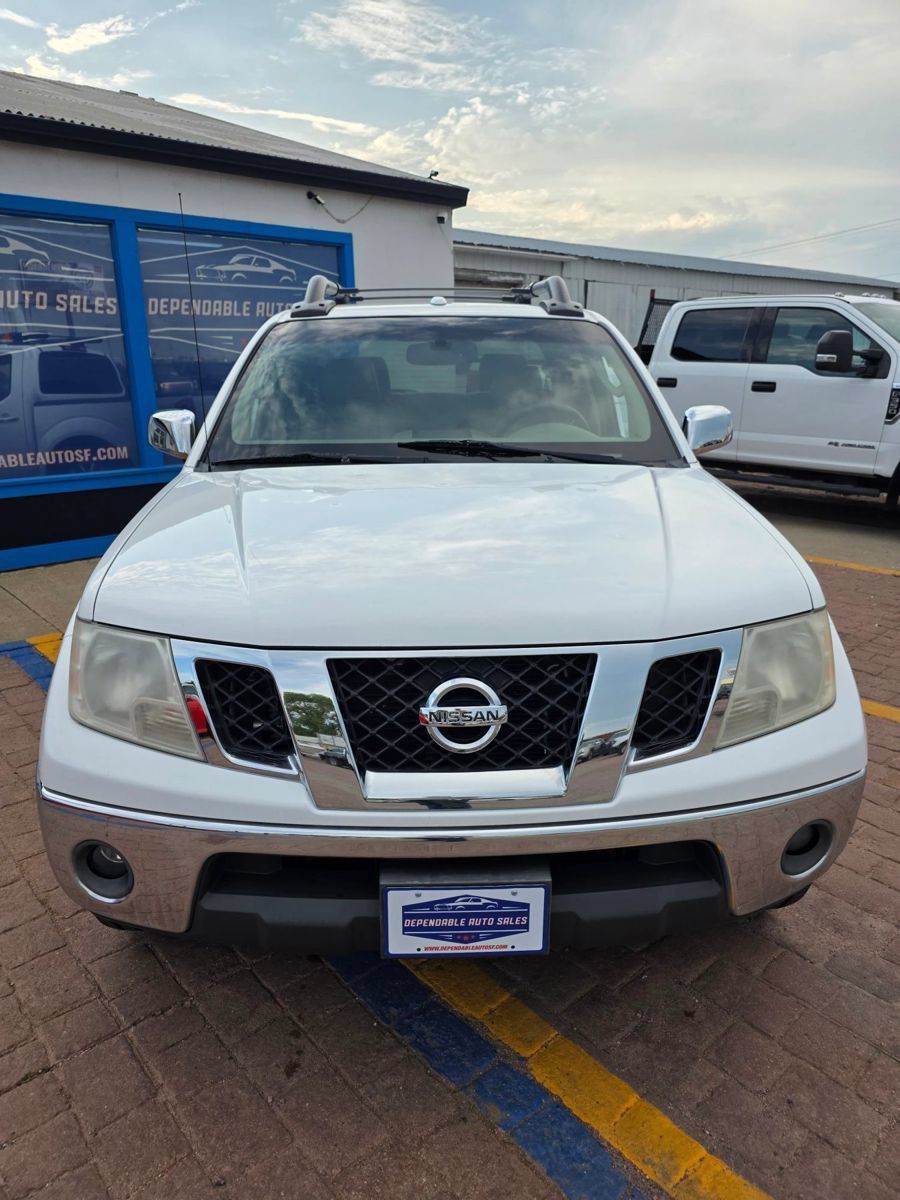 Used 2009 Nissan Frontier LE w/ LE Value Truck Pkg AWD/4WD image 2
