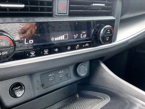 Used 2024 Nissan Rogue SV FWD image 32