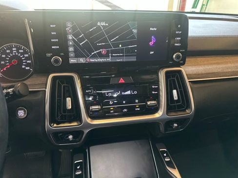 Used 2022 Kia Sorento S w/ Panoramic Sunroof Package AWD/4WD image 18