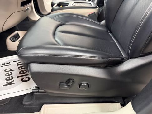 Used 2023 Chrysler Pacifica Touring-L FWD image 11
