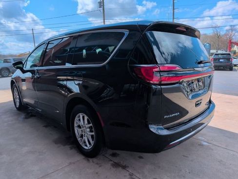 Used 2025 Chrysler Pacifica Select image 7