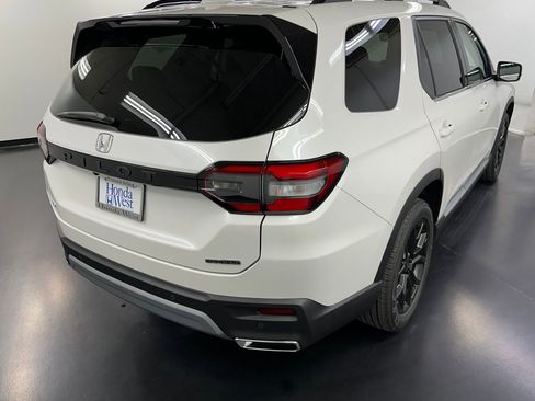 New 2025 Honda Pilot Touring image 9