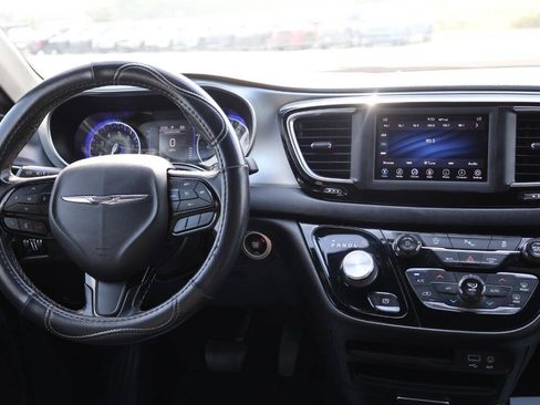 Used 2019 Chrysler Pacifica Touring Plus w/ S Appearance Package FWD image 27