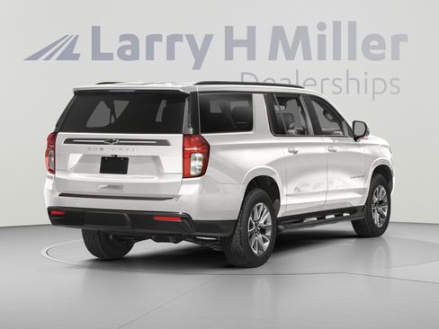 Used 2022 Chevrolet Suburban Z71 w/ Luxury Package AWD/4WD image 2