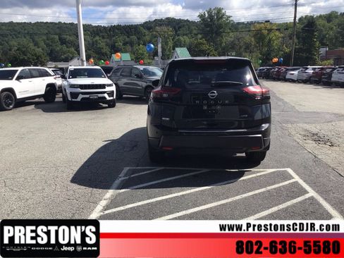 Used 2025 Nissan Rogue SV AWD/4WD image 4