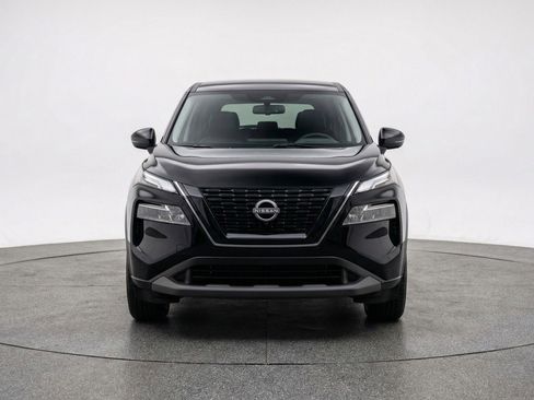 Used 2025 Nissan Rogue SV image 2