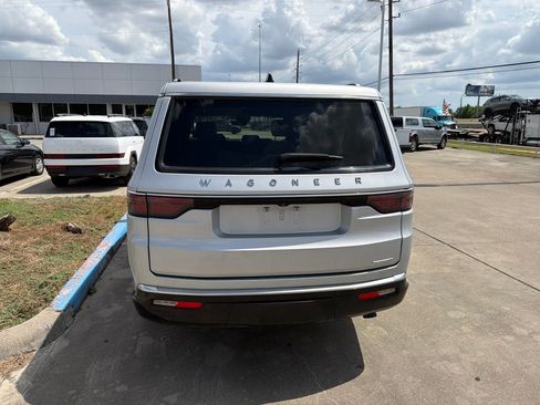 Used 2024 Jeep Wagoneer L Series II RWD image 4