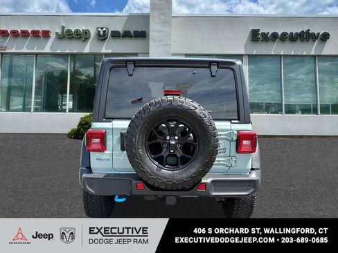 Used 2024 Jeep Wrangler Unlimited AWD/4WD image 3