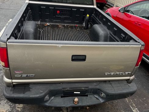 Used 2003 Chevrolet S10 Pickup 2WD Regular Cab image 5