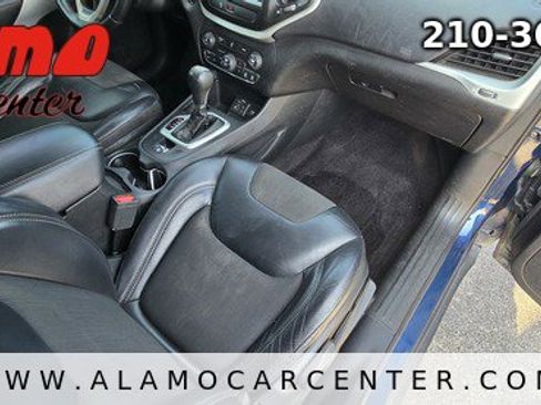 Used 2018 Jeep Cherokee Latitude Plus w/ Comfort/Convenience Group image 18