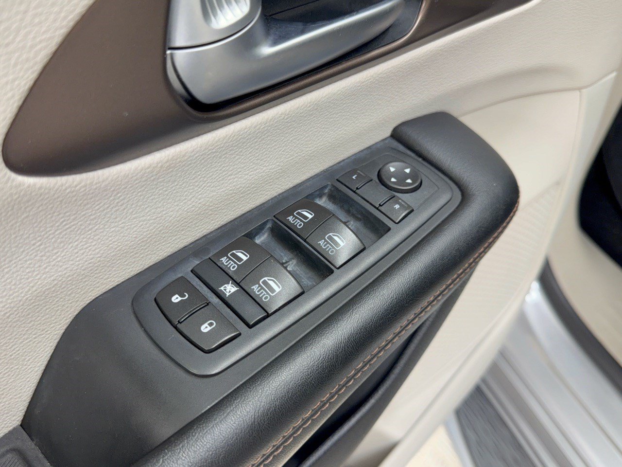 Used 2017 Chrysler Pacifica Touring-L Plus w/ Tire & Wheel Group FWD image 15