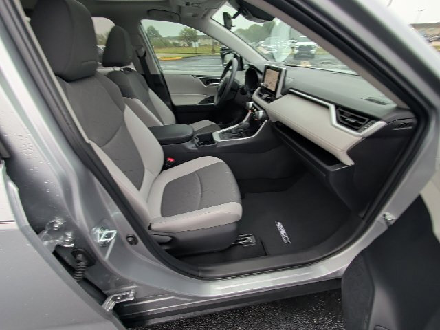 Used 2025 Toyota RAV4 XLE w/ Convenience Package FWD image 3
