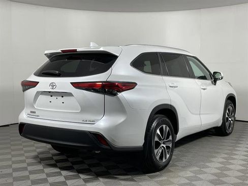 Used 2023 Toyota Highlander XLE AWD/4WD image 8