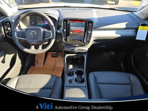 Used 2025 Volvo XC40 B5 Core w/ Protection Package Premier image 2