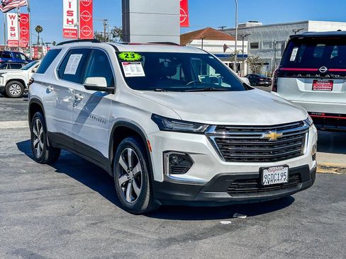 Used 2023 Chevrolet Traverse LT w/ LT Premium Package FWD image 4