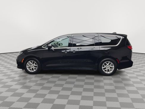 Used 2024 Chrysler Pacifica Touring-L image 36