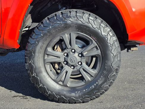 Used 2017 Toyota Tacoma SR5 image 9