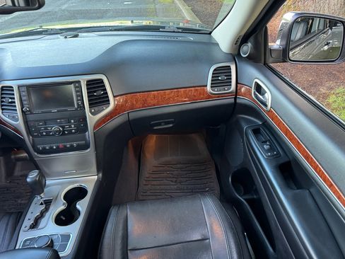 Used 2011 Jeep Grand Cherokee Limited w/ Luxury Group II image 17