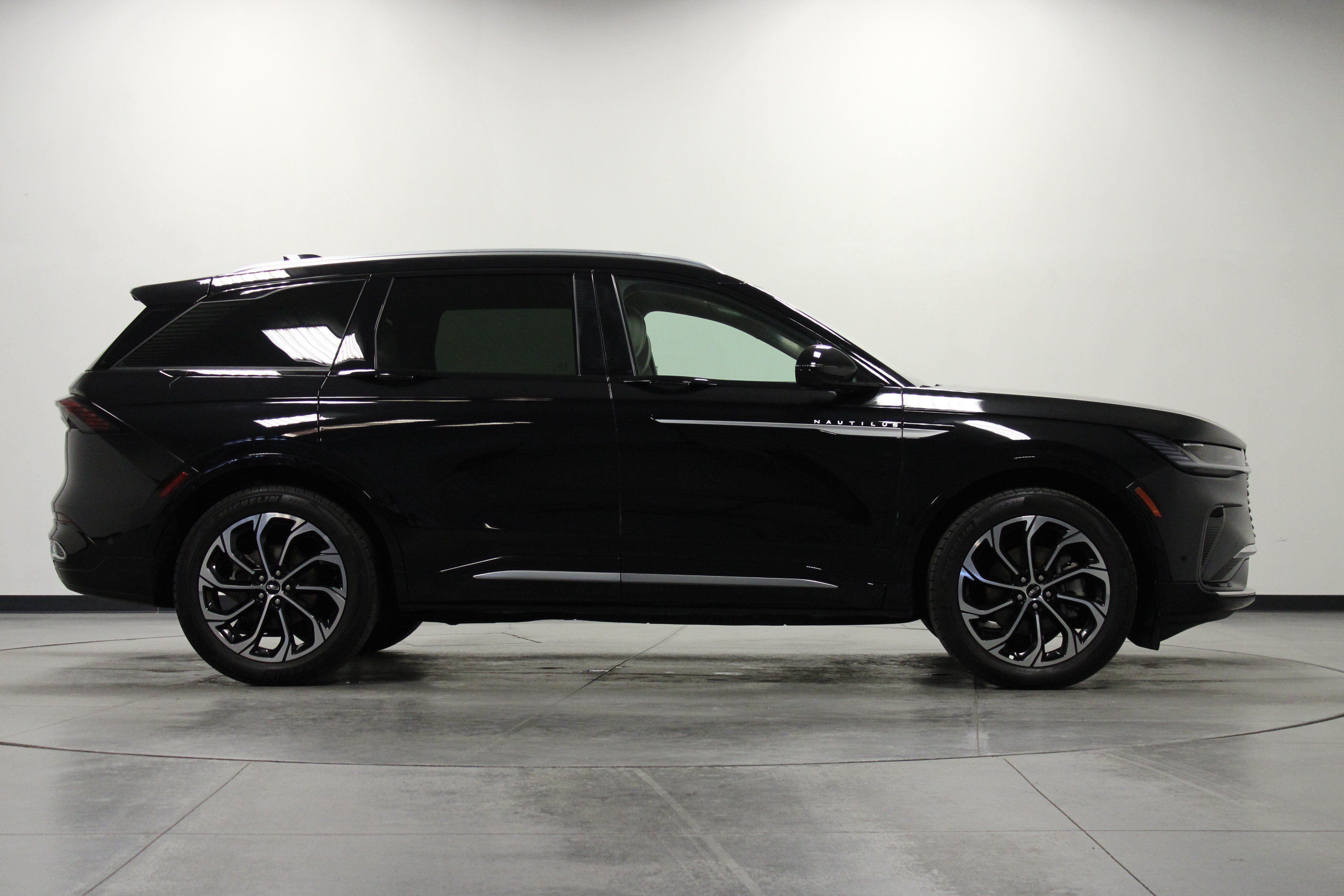 Used 2024 Lincoln Nautilus Reserve w/ Equipment Group 202A AWD/4WD image 3