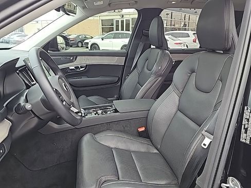 Used 2025 Volvo XC90 T8 Ultra w/ Protection Package Premier image 3
