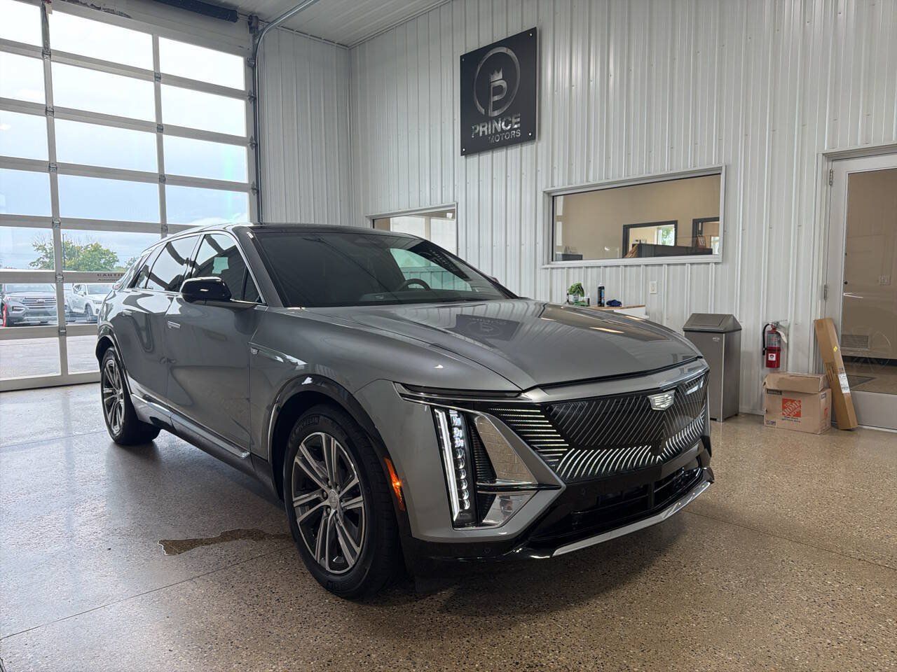Used 2024 Cadillac Lyriq Luxury AWD/4WD image 7