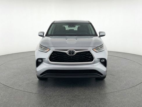 Used 2025 Toyota Highlander LE image 2