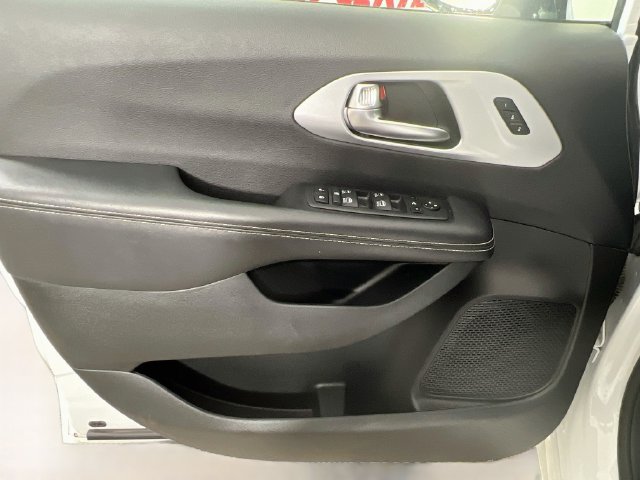 Used 2025 Chrysler Pacifica Limited FWD image 34