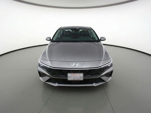 Used 2025 Hyundai Elantra Limited FWD image 2
