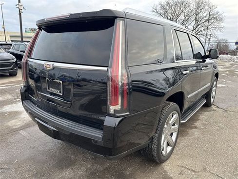 Used 2018 Cadillac Escalade Luxury image 2