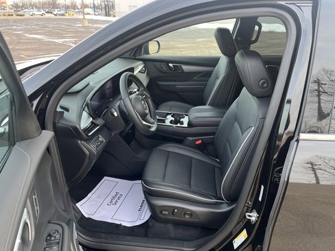 Used 2025 Buick Enclave Preferred image 9