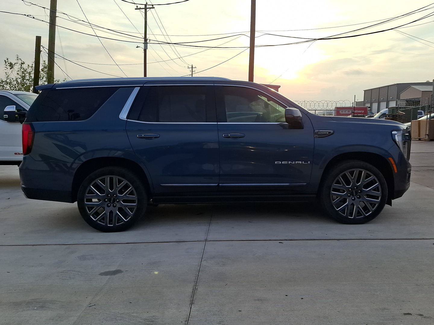 Used 2025 GMC Yukon Denali Ultimate AWD/4WD image 32