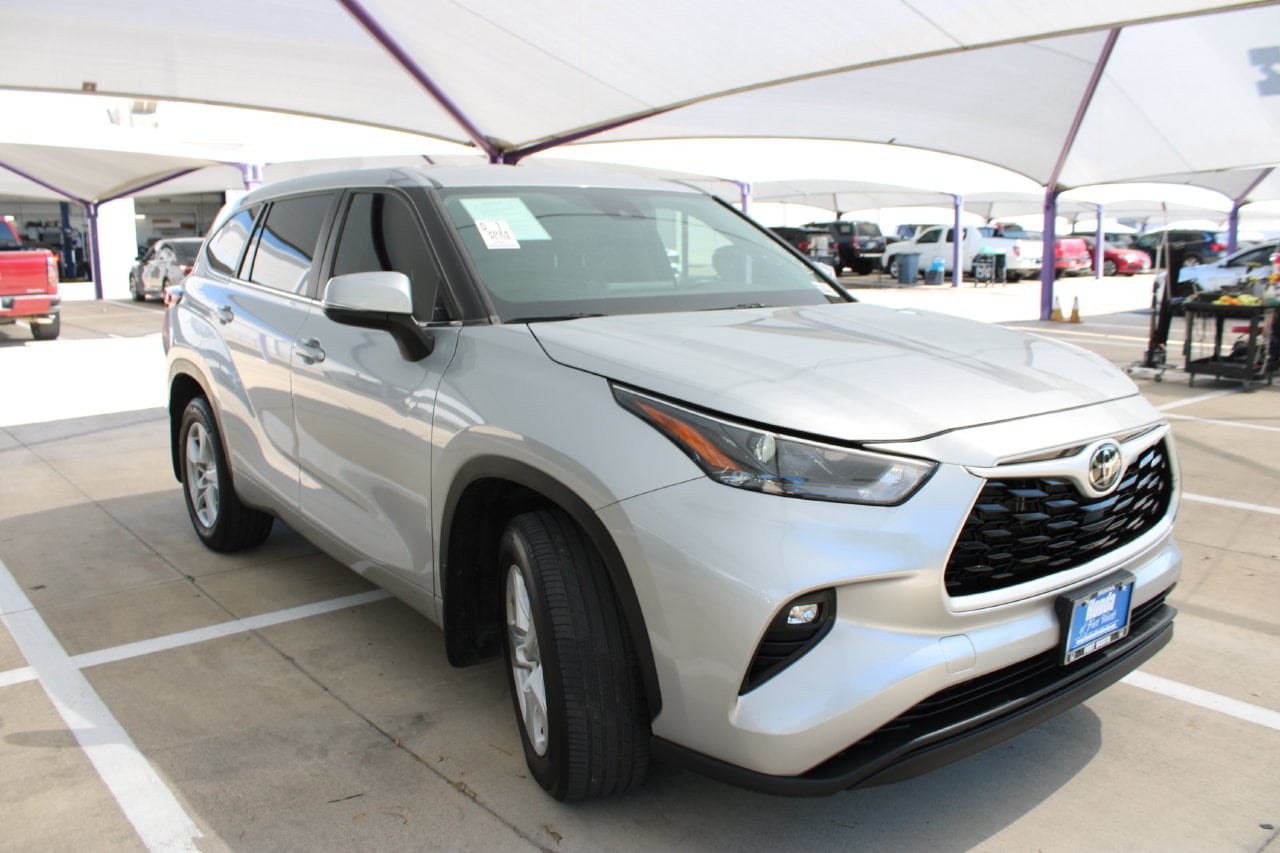 Used 2024 Toyota Highlander LE AWD/4WD image 8