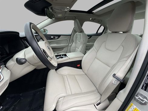 Used 2019 Volvo S60 T8 Inscription image 2
