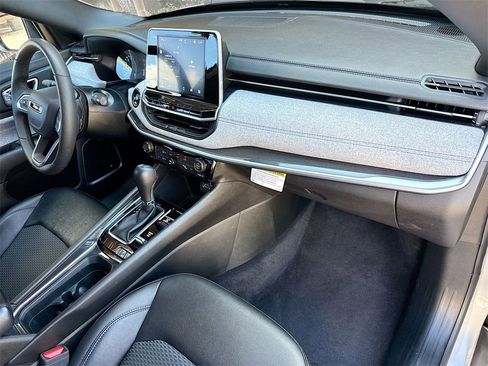 Used 2025 Jeep Compass Latitude w/ Sun & Sound Group image 34