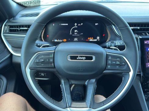 Used 2025 Jeep Grand Cherokee Limited w/ Luxury Tech Group II AWD/4WD image 9