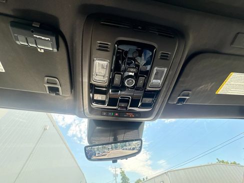 Used 2025 Cadillac Escalade ESV Premium Luxury AWD/4WD image 21
