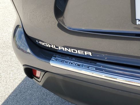 Used 2023 Toyota Highlander XLE AWD/4WD image 7