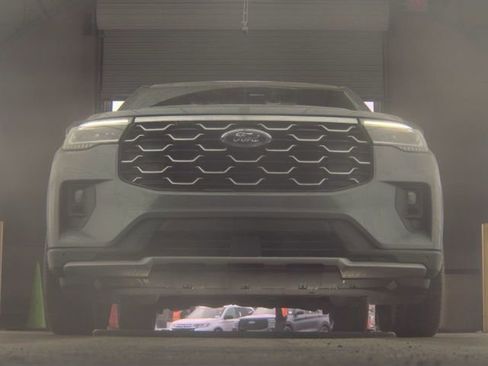 Used 2025 Ford Explorer Platinum w/ Ultimate Package image 7