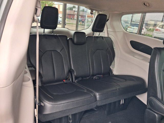 Used 2024 Chrysler Pacifica Touring-L FWD image 24